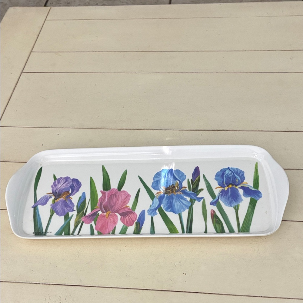Vintage Melamine serving tray. measures measures 14 1/2
x 6”.